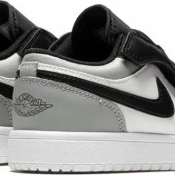 Nike Air Jordan 1 Low Wit / Grijs / Zwart - Sneakers - BQ6066-052 - Maat 33.5 22 Nike Air Jordan 1 Low Wit / Grijs / Zwart - Sneakers - BQ6066-052 - Maat 33.5 -JACK & JONES JUNIOR winkel 550x265 1