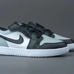 Nike Air Jordan 1 Low Wit / Grijs / Zwart - Sneakers - BQ6066-052 - Maat 33.5 23 Nike Air Jordan 1 Low Wit / Grijs / Zwart - Sneakers - BQ6066-052 - Maat 33.5 -JACK & JONES JUNIOR winkel 550x366 12