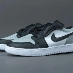 Nike Air Jordan 1 Low Wit / Grijs / Zwart - Sneakers - BQ6066-052 - Maat 33.5 24 Nike Air Jordan 1 Low Wit / Grijs / Zwart - Sneakers - BQ6066-052 - Maat 33.5 -JACK & JONES JUNIOR winkel 550x366 13