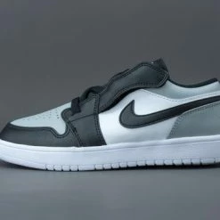 Nike Air Jordan 1 Low Wit / Grijs / Zwart - Sneakers - BQ6066-052 - Maat 33.5 25 Nike Air Jordan 1 Low Wit / Grijs / Zwart - Sneakers - BQ6066-052 - Maat 33.5 -JACK & JONES JUNIOR winkel 550x366 14