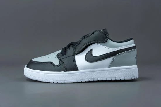 Nike Air Jordan 1 Low Wit / Grijs / Zwart - Sneakers - BQ6066-052 - Maat 33.5 8 Nike Air Jordan 1 Low Wit / Grijs / Zwart - Sneakers - BQ6066-052 - Maat 33.5 - Afbeelding 6