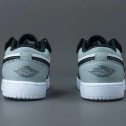 Nike Air Jordan 1 Low Wit / Grijs / Zwart - Sneakers - BQ6066-052 - Maat 33.5 28 Nike Air Jordan 1 Low Wit / Grijs / Zwart - Sneakers - BQ6066-052 - Maat 33.5 -JACK & JONES JUNIOR winkel 550x366 16