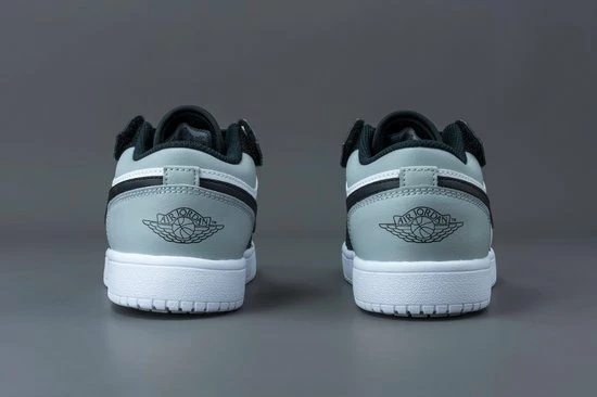 Nike Air Jordan 1 Low Wit / Grijs / Zwart - Sneakers - BQ6066-052 - Maat 33.5 11 Nike Air Jordan 1 Low Wit / Grijs / Zwart - Sneakers - BQ6066-052 - Maat 33.5 - Afbeelding 9