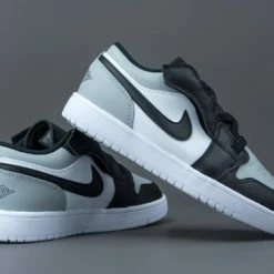 Nike Air Jordan 1 Low Wit / Grijs / Zwart - Sneakers - BQ6066-052 - Maat 33.5 29 Nike Air Jordan 1 Low Wit / Grijs / Zwart - Sneakers - BQ6066-052 - Maat 33.5 -JACK & JONES JUNIOR winkel 550x366 17