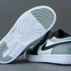 Nike Air Jordan 1 Low Wit / Grijs / Zwart - Sneakers - BQ6066-052 - Maat 33.5 30 Nike Air Jordan 1 Low Wit / Grijs / Zwart - Sneakers - BQ6066-052 - Maat 33.5 -JACK & JONES JUNIOR winkel 550x366 18