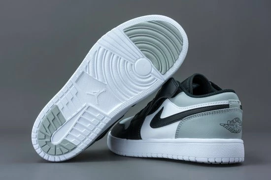 Nike Air Jordan 1 Low Wit / Grijs / Zwart - Sneakers - BQ6066-052 - Maat 33.5 13 Nike Air Jordan 1 Low Wit / Grijs / Zwart - Sneakers - BQ6066-052 - Maat 33.5 - Afbeelding 11