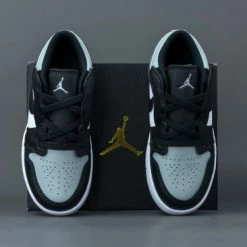 Nike Air Jordan 1 Low Wit / Grijs / Zwart - Sneakers - BQ6066-052 - Maat 33.5 31 Nike Air Jordan 1 Low Wit / Grijs / Zwart - Sneakers - BQ6066-052 - Maat 33.5 -JACK & JONES JUNIOR winkel 550x366 19