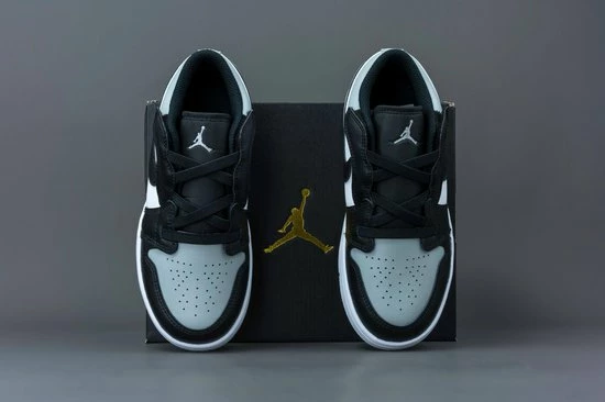 Nike Air Jordan 1 Low Wit / Grijs / Zwart - Sneakers - BQ6066-052 - Maat 33.5 14 Nike Air Jordan 1 Low Wit / Grijs / Zwart - Sneakers - BQ6066-052 - Maat 33.5 - Afbeelding 12