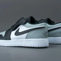 Nike Air Jordan 1 Low Wit / Grijs / Zwart - Sneakers - BQ6066-052 - Maat 33.5 33 Nike Air Jordan 1 Low Wit / Grijs / Zwart - Sneakers - BQ6066-052 - Maat 33.5 -JACK & JONES JUNIOR winkel 550x366 20