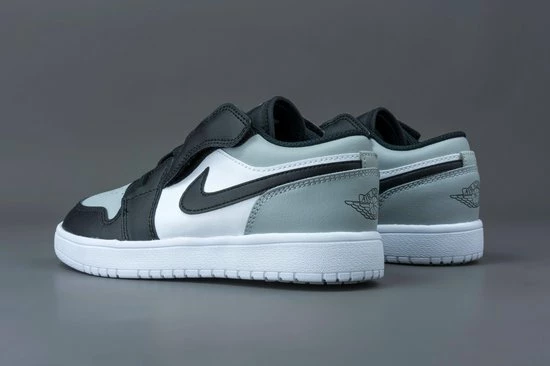 Nike Air Jordan 1 Low Wit / Grijs / Zwart - Sneakers - BQ6066-052 - Maat 33.5 16 Nike Air Jordan 1 Low Wit / Grijs / Zwart - Sneakers - BQ6066-052 - Maat 33.5 - Afbeelding 14