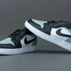 Nike Air Jordan 1 Low Wit / Grijs / Zwart - Sneakers - BQ6066-052 - Maat 33.5 35 Nike Air Jordan 1 Low Wit / Grijs / Zwart - Sneakers - BQ6066-052 - Maat 33.5 -JACK & JONES JUNIOR winkel 550x366 22