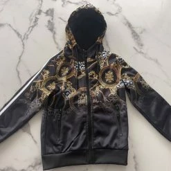 Merkloos Trainingspak Kinderen, Joggingpak Jongens, Sportkleding Bestaat Uit Een Vest En Broek In De Kleur Zwart Met Een Leuke Print, Verkrijgbaar In De Maten 104/4 T/m 164/14 -JACK & JONES JUNIOR winkel 550x411 3