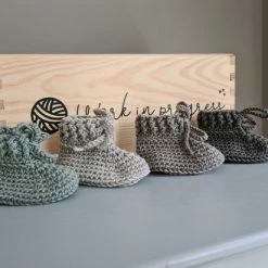 Haaksels&Kralen - Babyslofjes Gehaakt Met Veterstrik - 8 â 9 Cm - Babybooties - 100% Merinowol – Kleur Donker Grijs - Newborn 0 Tot 3 Maanden - Kraamkado - Zwangerschap - Baby Geschenkset - Babyshower - Zwanger