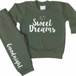 Merkloos Goldengifts.nl - Kinder - Pyjama - Met Eigen Naam - Sweet Dreams - Maat: 104/110 - Kleur: Legergroen - 1 Stuks - Pyama Jongens - Meisjes Pyjama - Kids - Jongens Pyjama - Baby Pyjama - Kraamcadeau Met Naam - Kraamcadeau - Baby - Cadeau - Baby Cadeau