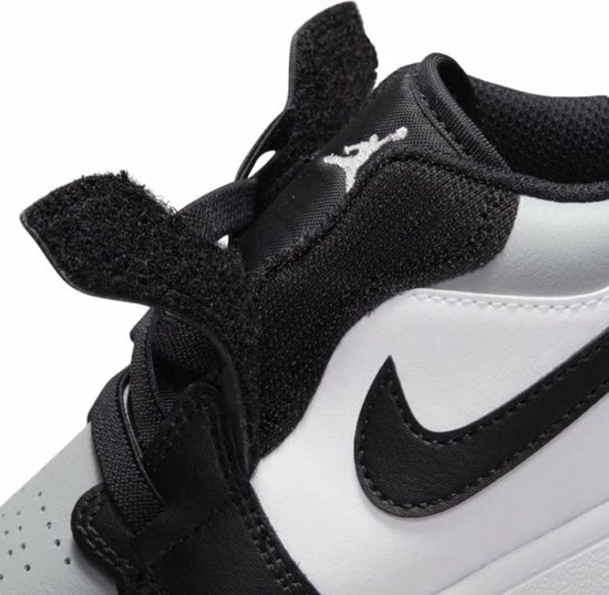 Nike Air Jordan 1 Low Wit / Grijs / Zwart - Sneakers - BQ6066-052 - Maat 33.5 4 Nike Air Jordan 1 Low Wit / Grijs / Zwart - Sneakers - BQ6066-052 - Maat 33.5 - Afbeelding 2