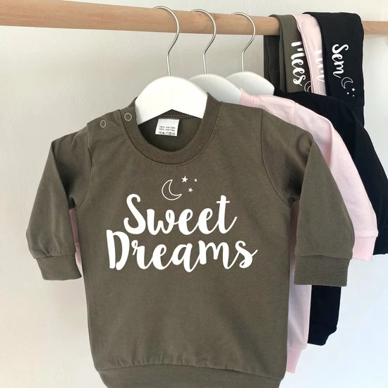 Merkloos Goldengifts.nl - Kinder - Pyjama - Met Eigen Naam - Sweet Dreams - Maat: 104/110 - Kleur: Legergroen - 1 Stuks - Pyama Jongens - Meisjes Pyjama - Kids - Jongens Pyjama - Baby Pyjama - Kraamcadeau Met Naam - Kraamcadeau - Baby - Cadeau - Baby Cadeau 4 Merkloos Goldengifts.nl - Kinder - Pyjama - Met Eigen Naam - Sweet Dreams - Maat: 104/110 - Kleur: Legergroen - 1 Stuks - Pyama Jongens - Meisjes Pyjama - Kids - Jongens Pyjama - Baby Pyjama - Kraamcadeau Met Naam - Kraamcadeau - Baby - Cadeau - Baby Cadeau - Afbeelding 2
