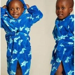 Playshoes - Fleece Badjas Met Capuchon - Haaien - Maat 122-128cm -JACK & JONES JUNIOR winkel 550x606