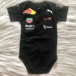 Merkloos Fan Edition Red Bull Racing F1 Gift Box | Nr. 1 Max Verstappen Fan | 100% Bio-cotton | Gift Box Includes Jumpsuit - 3 Baby Rompers - Jogging Suit | Ideaal Kraamcadeau Voor De F1 Fan | Maat EU62/68 -JACK & JONES JUNIOR winkel 550x694 1